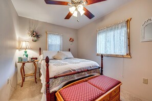 Interior - Hike, Fish & Relax: Cabin 4 Mi to Lake Estes! (Drake)