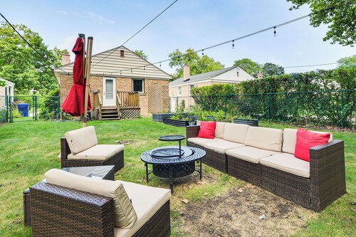 Pet-friendly Abode, 2 Mi to Dtwn Evanston!