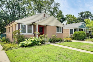 House (2 Bedrooms) | Interior - Pet-friendly Abode, 2 Mi to Dtwn Evanston! (Evanston)