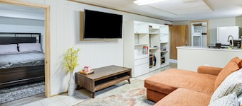 Pet-friendly Abode, 2 Mi to Dtwn Evanston!