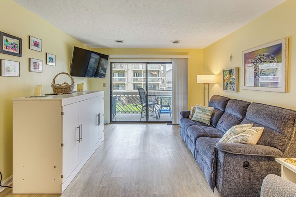 Interior - Poolside Fun + Ocean Strolls: Myrtle Beach Oasis! (Myrtle Beach)