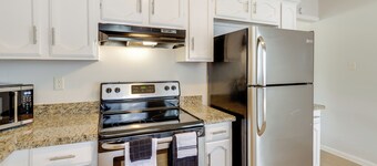 4 Mi to Tamu: Sleek Bryan Home Near Shops & Eats