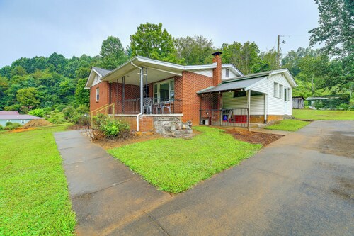 1 Mi to Virginia Creeper Trail: Serene Family Home