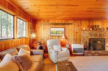 Maison (2 Bedrooms) | Intérieur. < 2 Mi to Trinity Lake: Norcal Getaway w/ BBQ