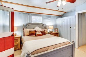 Interior - < 2 Mi to Trinity Lake: Norcal Getaway w/ BBQ (Trinity Center)