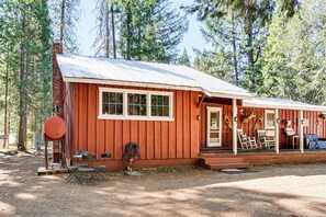 Interior - < 2 Mi to Trinity Lake: Norcal Getaway w/ BBQ (Trinity Center)