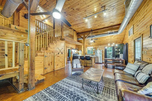 3 Mi to Beavers Bend State Park: Wooded Hideaway!