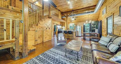 3 Mi to Beavers Bend State Park: Wooded Hideaway!