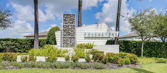 4 Mi to Brandon Exchange: Resort-style Townhome!