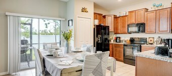 4 Mi to Brandon Exchange: Resort-style Townhome!