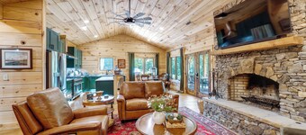 400 Acres on Lavender Mtn: Getaway w/ Hot Tub!