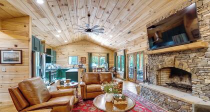 400 Acres on Lavender Mtn: Getaway w/ Hot Tub!