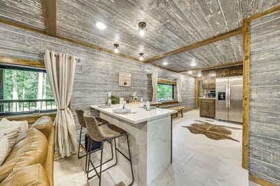 Hike, Fish & Unwind: Cabin w/ Yard in Broken Bow!