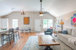 Interior - 1 Mi to Ole Miss: Pet-friendly Retreat w/ Yard (Oxford)