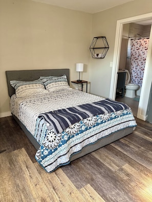 1 habitación, tabla de planchar con plancha, wifi y ropa de cama