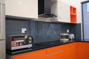 Geladeira, micro-ondas, cooktop, panela elétrica de arroz