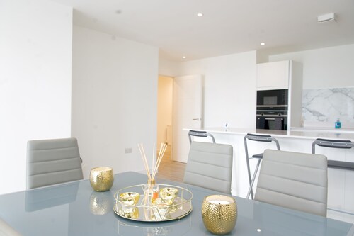 Stylish 3BR | 3 Min to Southfields Station