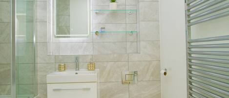 Sèche-cheveux, bidet, serviettes fournies, savon