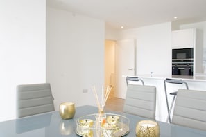 Dining - Stylish 3BR | 3 Min to Southfields Station (Greater London)