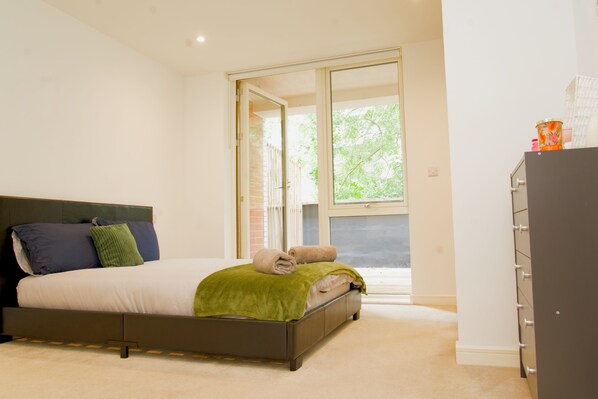 3 bedrooms, iron/ironing board, WiFi, bed sheets - Stylish 3BR | 3 Min to Southfields Station (Greater London)