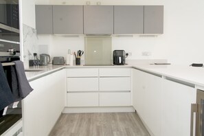 Microwave, oven, stovetop, dishwasher - Stylish 3BR | 3 Min to Southfields Station (Greater London)