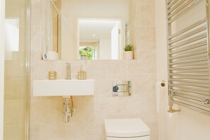 Hair dryer, bidet, towels, soap - Stylish 3BR | 3 Min to Southfields Station (Greater London)