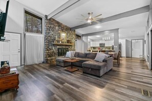 TV - 11 Ona Lane - One level home with carport near shopping, restaurants, Lake (Hot Springs)