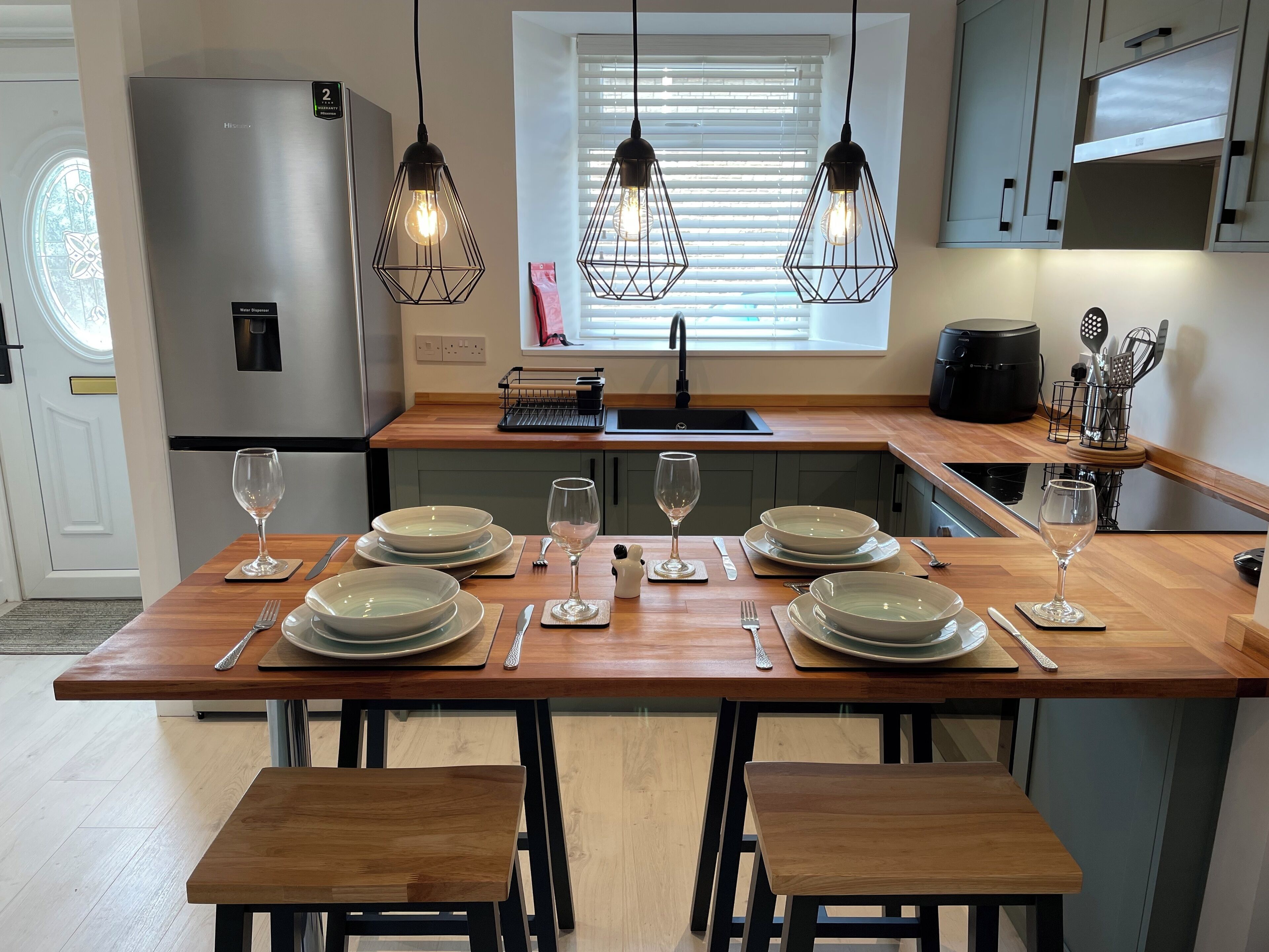 Kjøleskap, ovn, kaffetrakter/tekoker og vannkoker