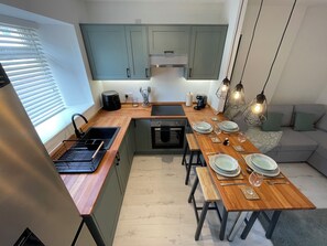 Refrigerador, horno, cafetera y tetera y tetera eléctrica 