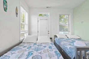 5 bedrooms, iron/ironing board, WiFi, bed sheets