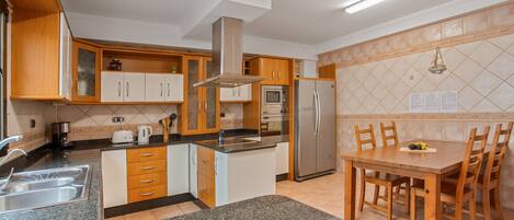 Køleskab, mikrobølgeovn, ovn, kogeplade