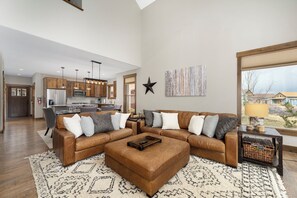 TV, lareira, pebolim, monitores de computador