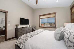 3 bedrooms, iron/ironing board, travel cot, Internet