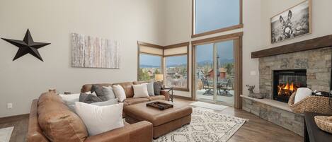 Télévision, cheminée, baby-foot, écrans d'ordinateur