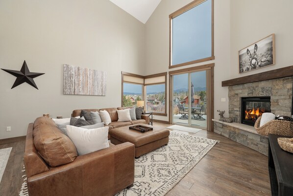 TV, lareira, pebolim, monitores de computador