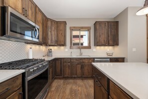 Fridge, microwave, oven, stovetop - Family friendly 3 bedroom, mt views, private outdoor hot tub (Fraser)