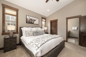 3 bedrooms, iron/ironing board, travel cot, Internet - Family friendly 3 bedroom, mt views, private outdoor hot tub (Fraser)