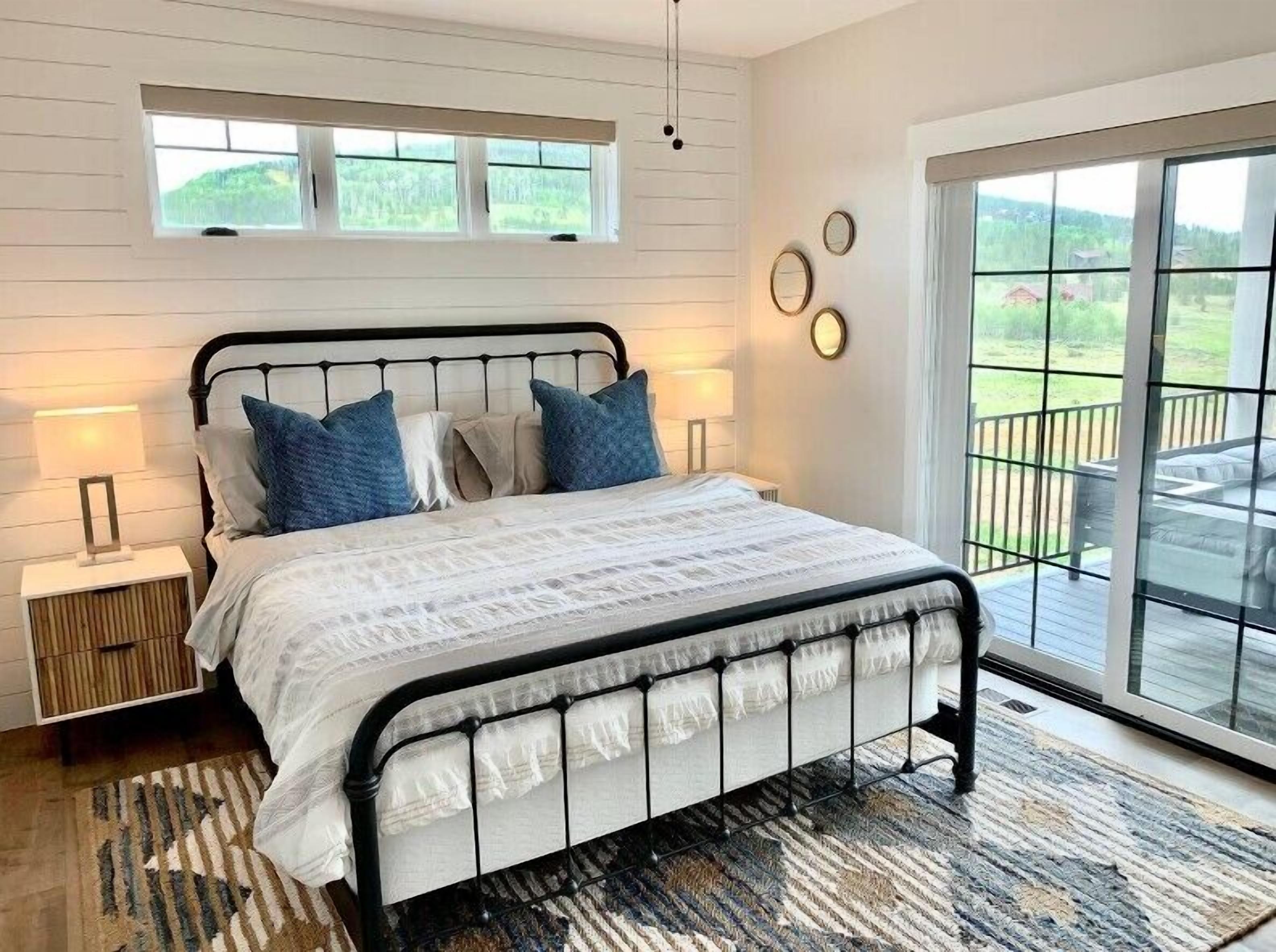 4 bedrooms, iron/ironing board, internet, bed sheets