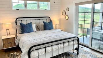 4 bedrooms, iron/ironing board, internet, bed sheets