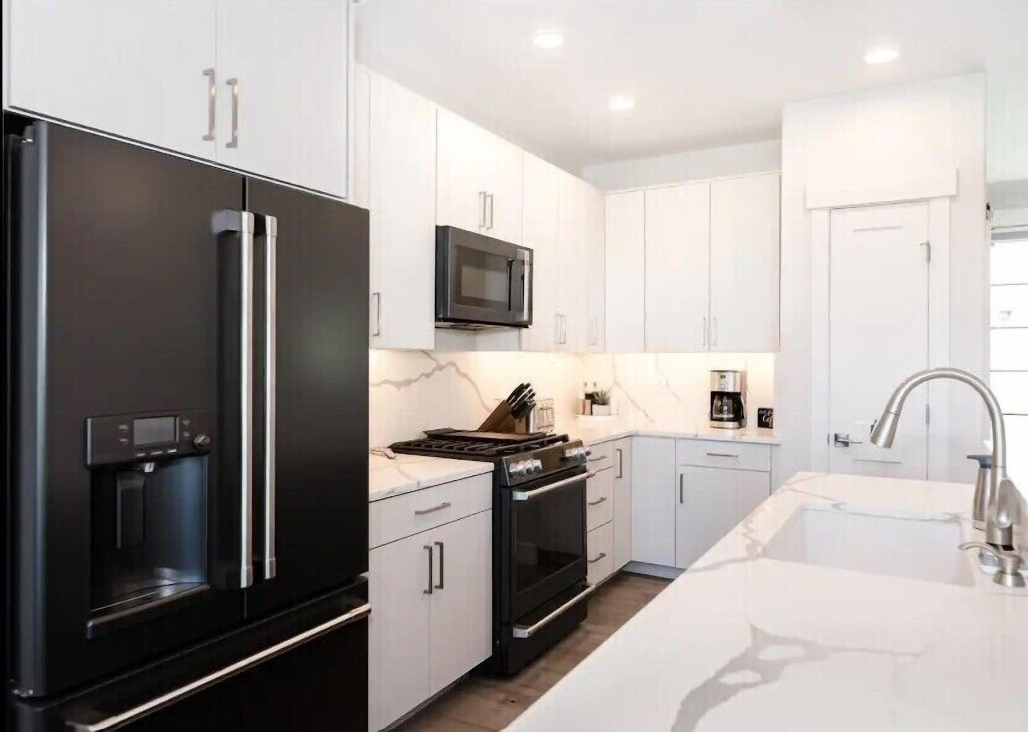 Køleskab, mikrobølgeovn, ovn, kogeplade