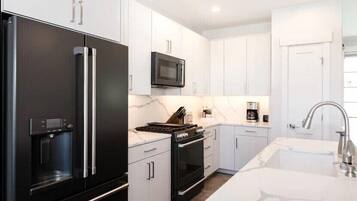 Een koelkast, een microgolfoven, een oven, een kookplaat