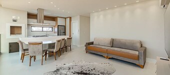 Apto moderno c/ vista mar a 75m da praia LLR802