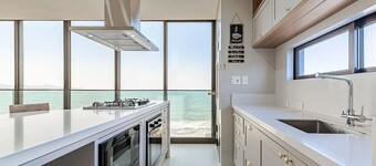 Apto moderno c/ vista mar a 75m da praia LLR802