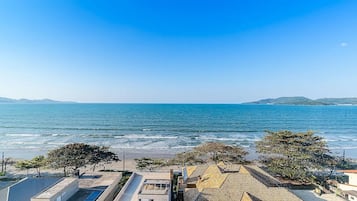 Vista costera con playa y océano.