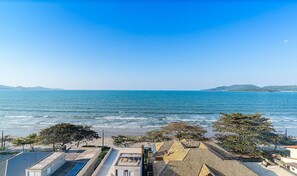 A coastal view with a beach and ocean. - Apto moderno c/ vista mar a 75m da praia LLR802 (Porto Belo)
