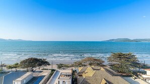 Vista costera con playa y océano.