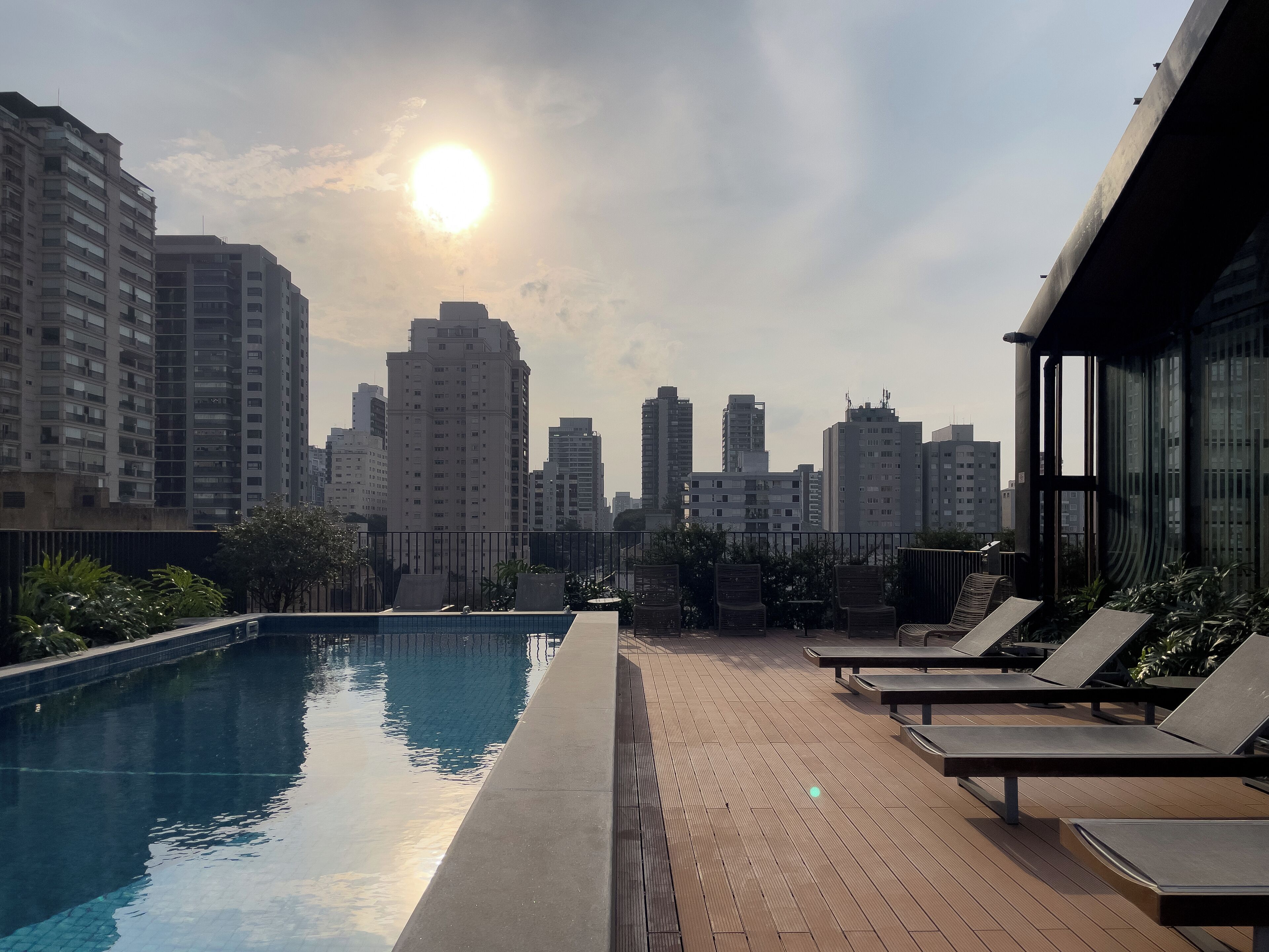 Kolam renang terbuka, payung kolam, kerusi lepak pantai 
