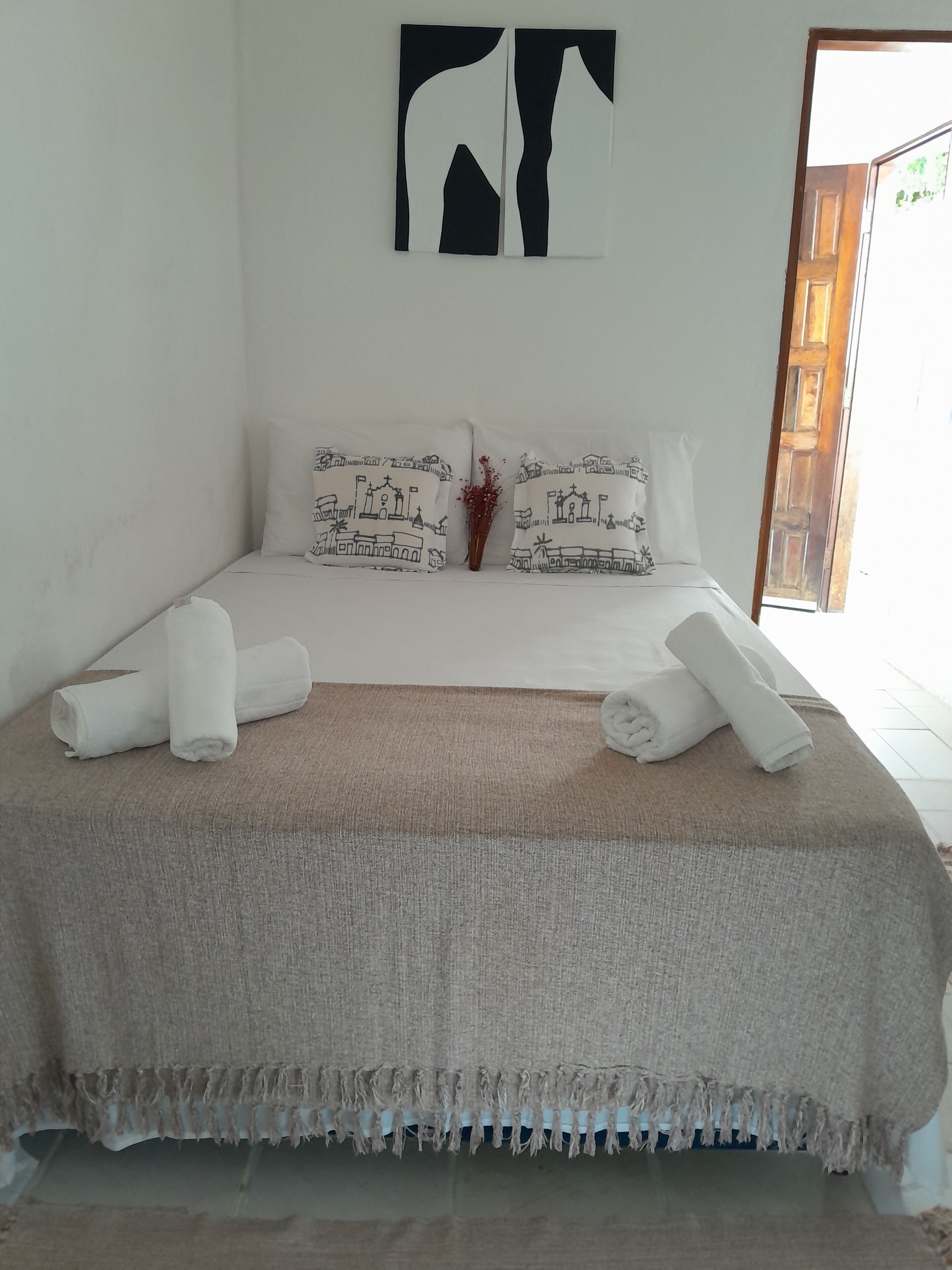 2 bedrooms, iron/ironing board, internet, bed sheets