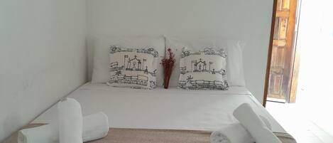 2 habitaciones, tabla de planchar con plancha, internet y ropa de cama