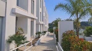 Un bâtiment moderne à la façade sobre, doté de nombreuses fenêtres, et se dressant sous un ciel dégagé.